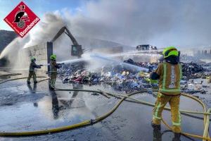 Greu incendi en una important planta de reciclatge de Villena