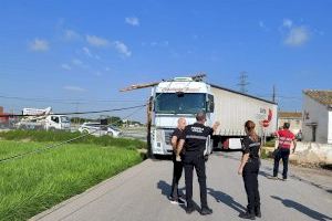 Un camión choca contra un poste en Alboraia y deja parte del término sin teléfono