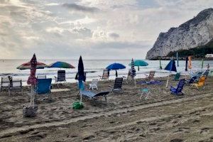 Es va acabar ‘agafar lloc’ a la platja: aquest municipi valencià multarà als qui posen ombrel·les sense amo