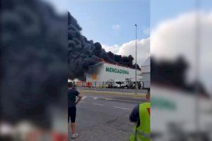 VIDEO | Se declara un espectacular incendio en una nave de Mercadona en Riba-Roja