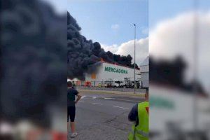 L'incendi de la nau de Mercadona en Ribarroja tardarà hores en extinguir-se pero no afectarà a la distribució en tendes