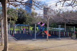 El Ayuntamiento de València restaura 5 zonas de juegos infantiles de la ciudad