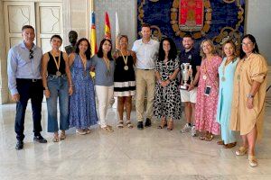 Alicante aplaude "la lucha constante" contra el cáncer de mama de ocho campeonas de España de remo