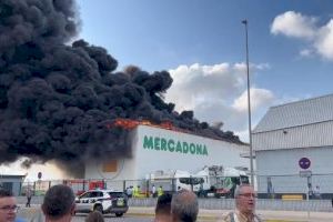 Dos días después los bomberos extinguen el incendio de la nave de Mercadona en Riba-roja
