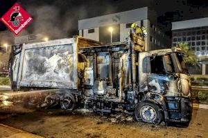 El foc arrasa un camió de gas natural a Elx