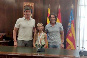 El Alcalde de la Vila y el concejal de Deportes reciben a la nadadora vilera Cynthia Sánchez, campeona de España de salvamento y socorrismo 