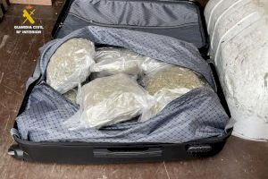Enxampen un 'turista' que s'allotjava a Benidorm amb una maleta plena de droga