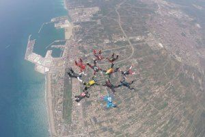 12 paracaidistas baten un récord en Castellón formando una estrella a 200 km/h