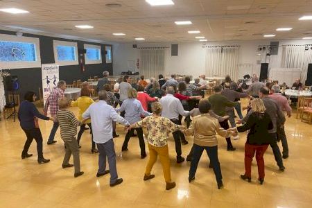 Ball i més: la asociación de la Plana que anima a bailar a vecinos de Les Alqueries y Burriana