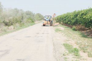 L’Ajuntament de Vinaròs desbrossa les restes vegetals dels camins rurals