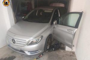 Minuciosa excarcelación del conductor de un coche siniestrado en un garaje de Bétera