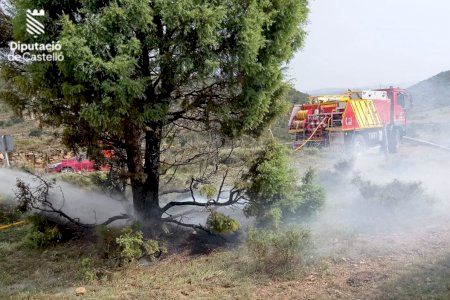 Los bomberos controlan dos incendios en La Vall d’Uixó y Morella