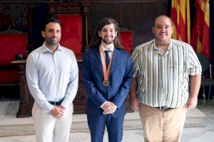 L'Ajuntament de Sagunt rep Carlos Albuixech per la seua medalla de bronze en l'Olimpíada Internacional de Biologia