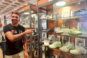 Iván Forte, ex capitán del Deportivo Eldense, dona al Museo del Calzado las botas con las que marcó el gol del ascenso a Primera Federación