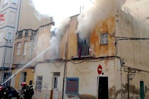 Un incendi en una casa de Benicarló afecta a diverses estades
