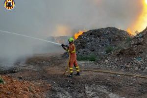 Extinguido el incendio en la planta de reciclaje de San Antonio de Requena tras toda la noche en llamas