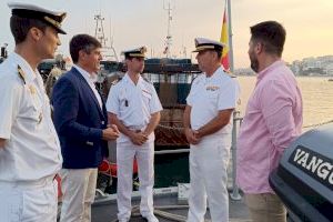 Decenas de vecinos han visitado el patrullero “Toralla” de la Armada Española que ha hecho escala en el puerto de Villajoyosa