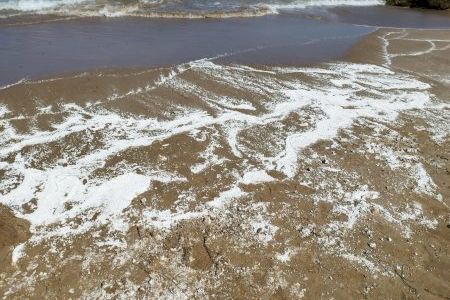 Reabren las playas de El Puig tras cuatro días cerradas por un vertido de origen desconocido