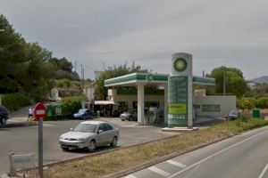 Un muerto y una herida al estrellarse un coche contra una gasolinera en Benitatxell