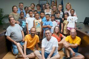 Rafal recibe la visita de diez niños de origen saharaui acogidos por familias de la Vega Baja durante el verano