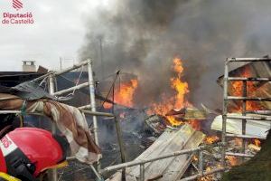 Un incendio afecta al cobertizo y dos autocaravanas en Benicarló