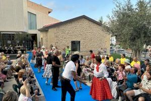 Desfile de moda veraniego con los mayores de La Casilla a ritmo de Grease