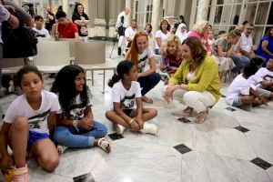 L'alcaldessa rep els xiquets sahrauís acollits este estiu per les famílies valencianes