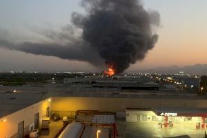 Declarado un incendio en una fábrica de reciclaje de Burriana