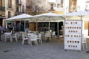 Los hosteleros valencianos aplauden la medida de Mazón de eliminar la prohibición de fumar en las terrazas