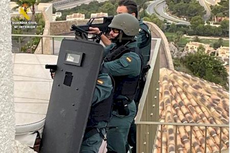 La Guardia Civil irrumpe en chalets exclusivos de Altea, Castalla y Alicante en una macroperación antidroga