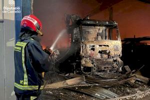 VÍDEO | Extingit l'incendi industrial de Borriana després d'una nit infernal