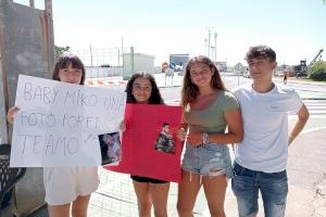 Els matiners fans de Anuel AA i Young Miko que esperen als artistes a l'entrada de l'Arenal Sound