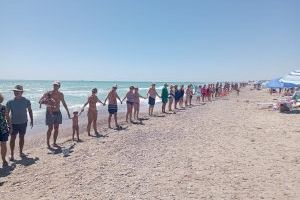 Una gran cadena humana exige a Costas la regeneración urgente de las playas de Almardà, Corinto, Malvarrosa y Canet d’en Berenguer