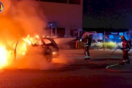Arde un coche en Catarroja con dos personas en el interior