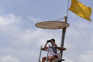 Precaución en las playas de Valencia: la bandera amarilla ondea en todos sus arenales