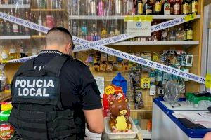 La policía precinta en Elche 600 botellas a un local que vendió alcohol a menores delante de los propios agentes
