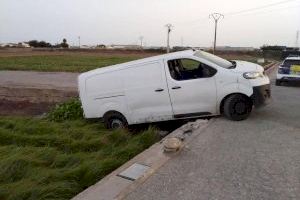 Cae una furgoneta dentro de un campo de chufas de Alboraya