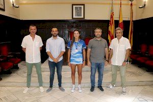 El Ayuntamiento de Sagunto recibe a la nadadora María Vicente