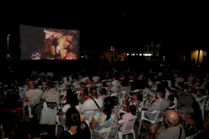 ‘Cinema a la plaça’ llevará a Batman y la familia Addams a las plazas de Torrent