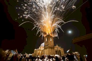La Nit de l’Albà il·lumina el cel d'Elx aquest diumenge: torna la festa de la pólvora més important de l'estiu