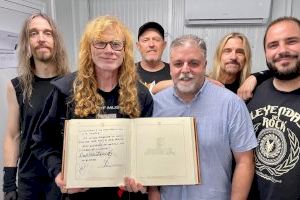 Dave Mustaine y Megadeth firman en el Libro de Honor de Villena