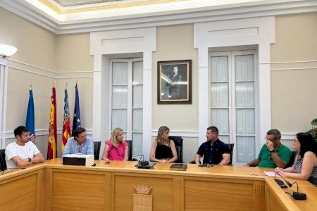 El secretario autonómico del Sistema Sociosanitario, Emilio Argüeso, se reúne con la alcaldesa de Crevillente
