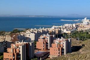 Més Santa Pola alerta que el descontrol con los apartamentos turísticos está “expulsando” a la población del municipio