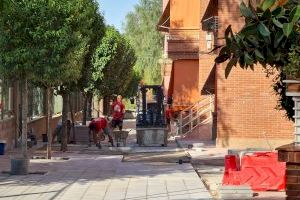 Elda mejora las aceras en la calle Los Naranjos del barrio de Almafrá