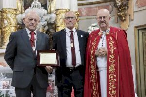 Los Seguidores de la Virgen reciben la Medalla de Oro de la Real Cofradía del Santísimo Cristo de la Fe de Paterna