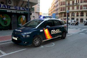 La policía sorprende in fraganti a dos ladrones robando en una casa de Valencia