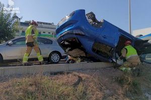 Un accident de trànsit deixa un cotxe bolcat a la Platja de Xilxes