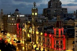 El Ayuntamiento de Valencia se ilumina por la selección femenina de fútbol