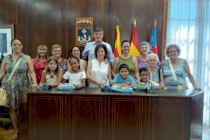 El Alcalde Marcos Zaragoza recibe a los niños y niñas saharauis que han pasado las vacaciones de verano en Villajoyosa