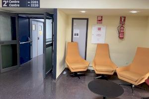 El Hospital de Sant Joan d’Alacant invierte 18.000 euros en humanizar los espacios comunes con nuevos sillones ergonómicos y mesitas